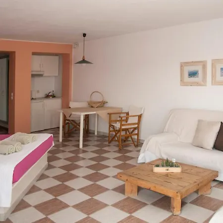 Emily's Adamantas (Milos)