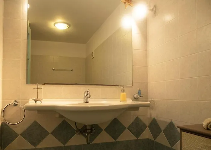 Emily's * Αδάμας