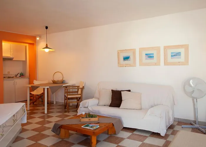 Emily's * Adamantas (Milos)