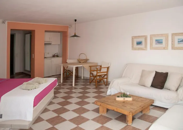 Emily's Adamantas (Milos)