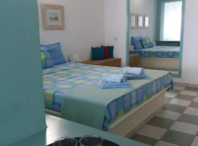 Emily's Adamantas (Milos)